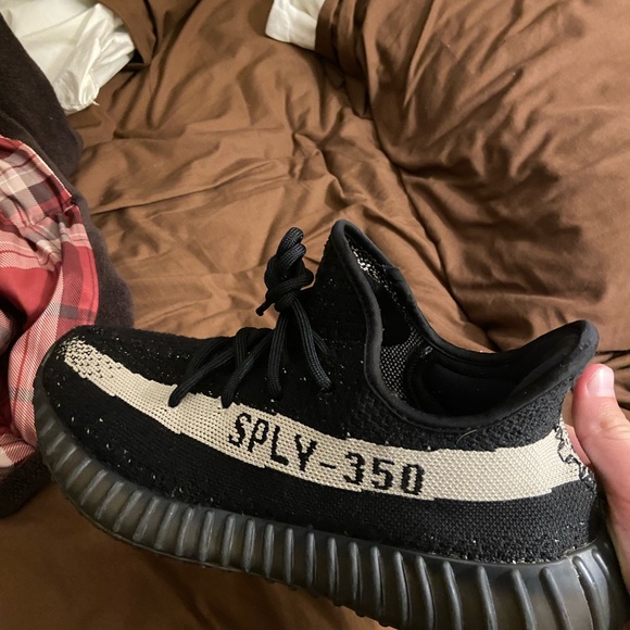 Yeezy 350 oreo v2 used sz 9 - Picture 1 of 4
